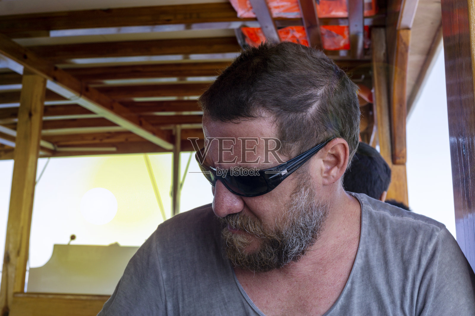 一名满脸胡须的成年男子往下看照片摄影图片