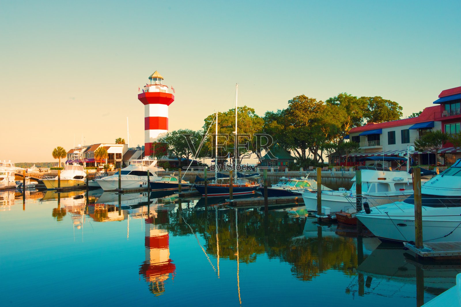 南卡罗莱纳日出希尔顿角的海港镇的灯塔照片摄影图片