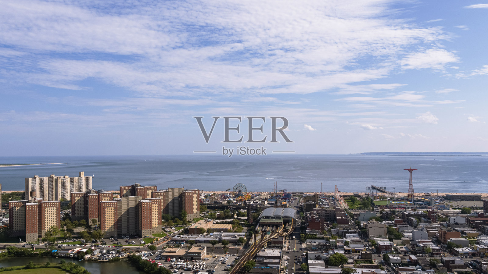 在一个阳光明媚的日子里，布鲁克林科尼岛的居民区和游乐场Luna公园。全景俯瞰图。照片摄影图片