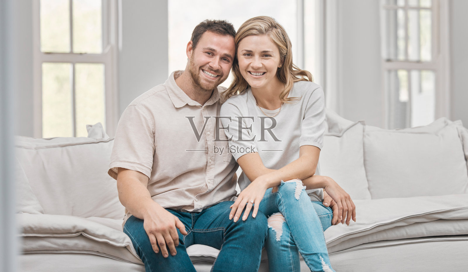 一张年轻夫妇坐在家里沙发上的照片照片摄影图片