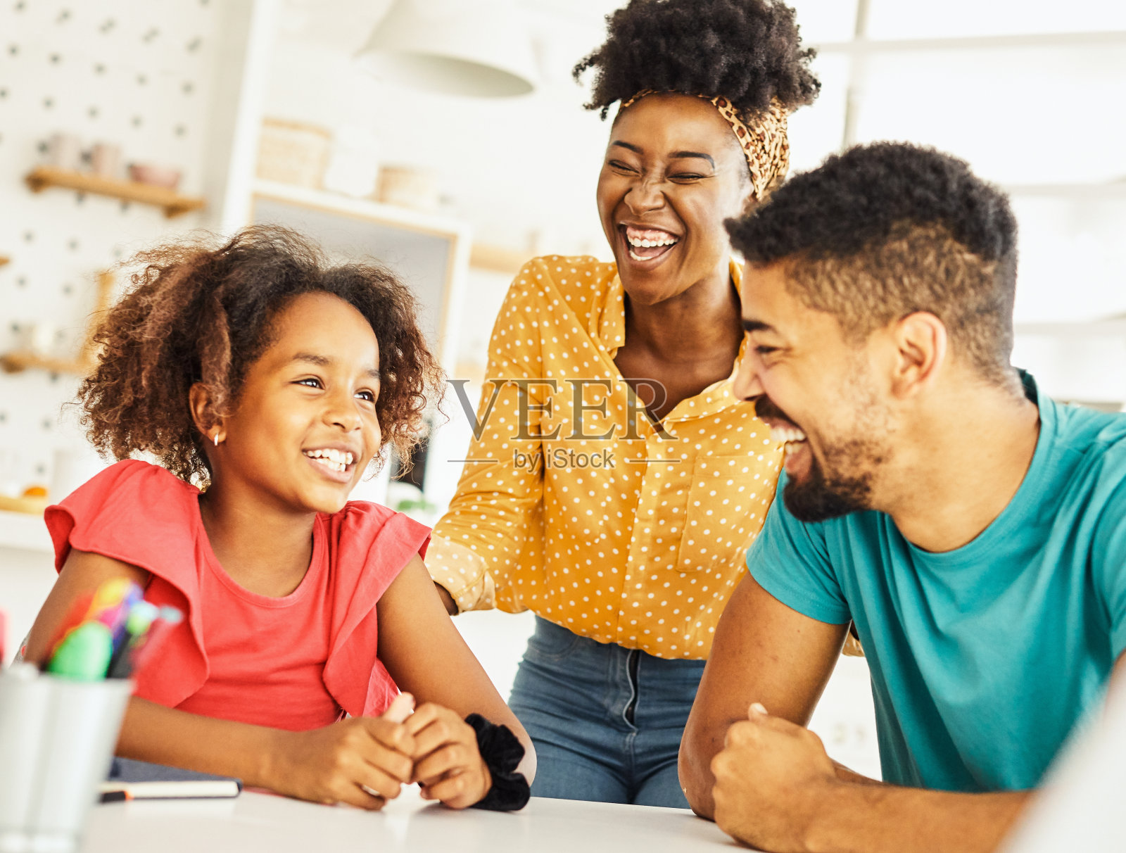 孩子，家庭，女人，家庭，幸福，男人，父亲，母亲，生活方式，幸福，女儿，一起，父母，爱，结合，愉快，有趣的桌子照片摄影图片