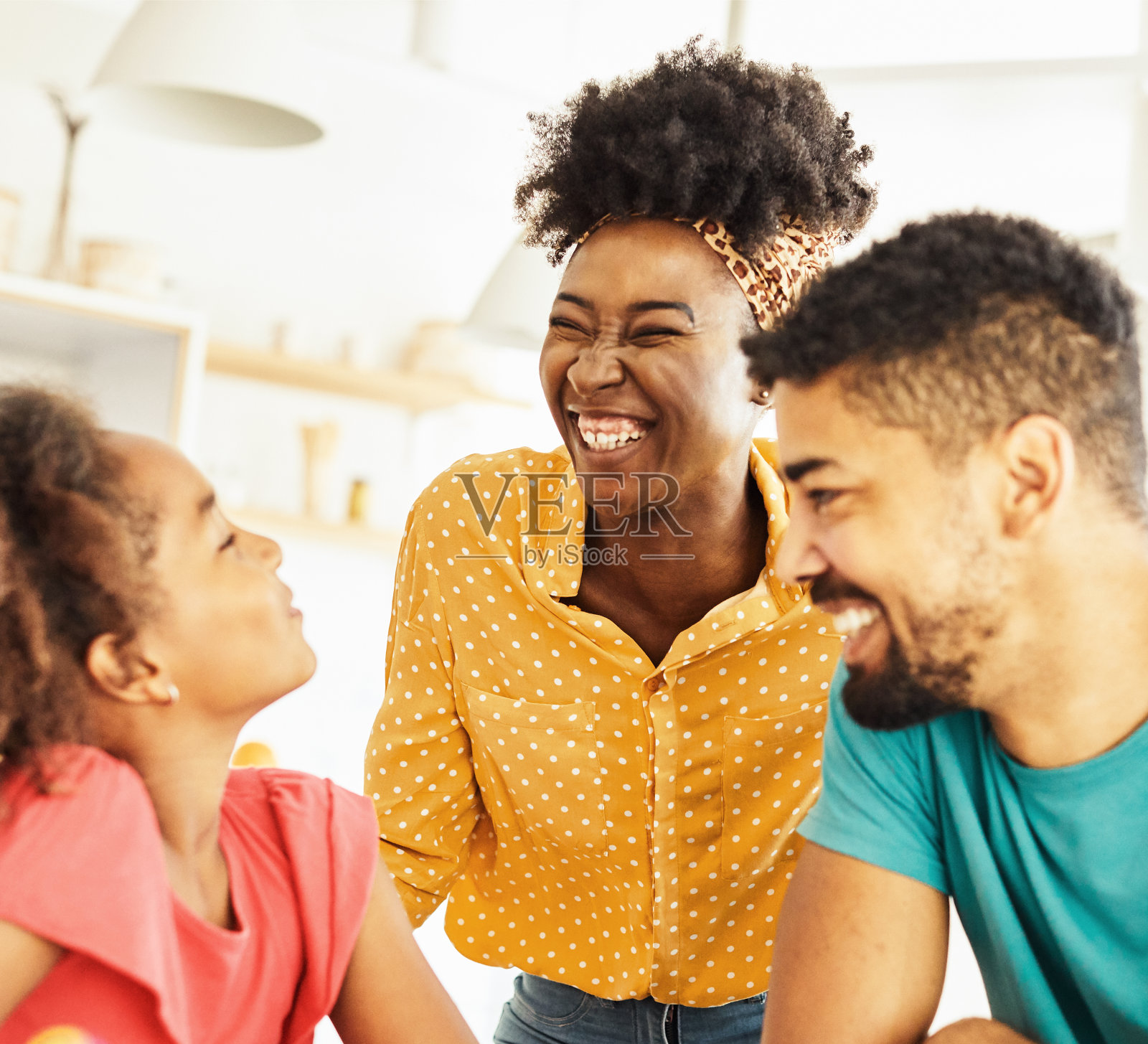 孩子，家庭，女人，家庭，幸福，男人，父亲，母亲，生活方式，幸福，女儿，一起，父母，爱，结合，愉快，有趣的桌子照片摄影图片