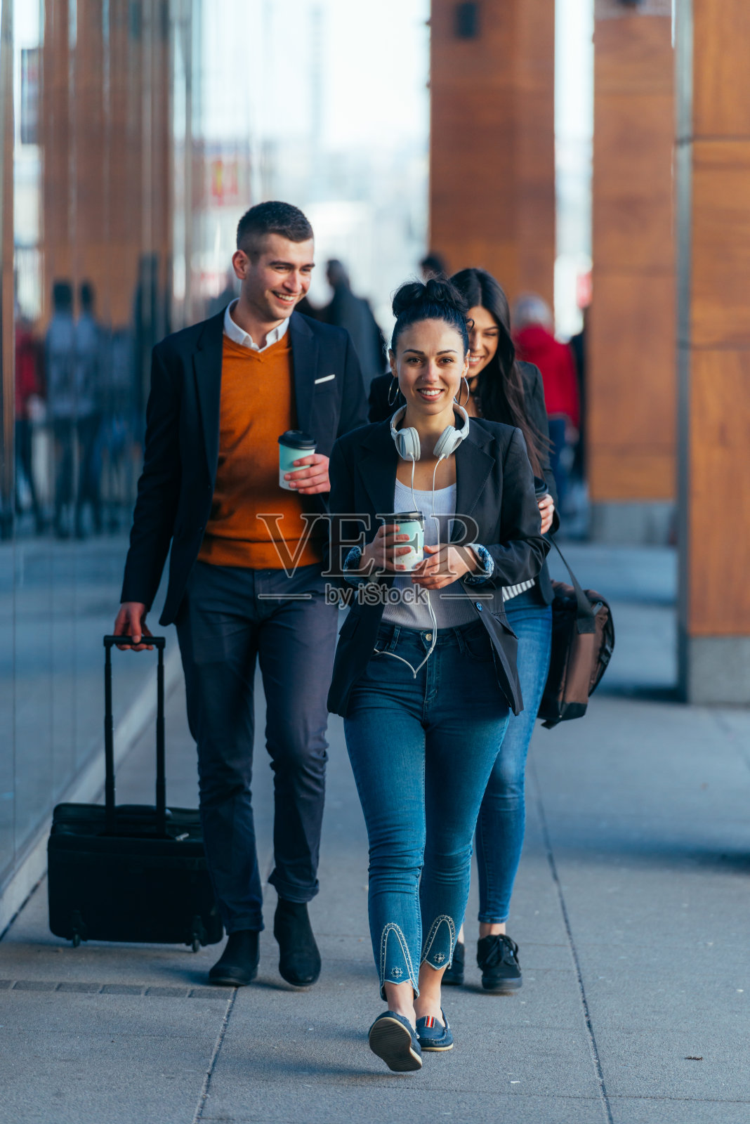 朋友们一起穿过现代建筑聊天照片摄影图片