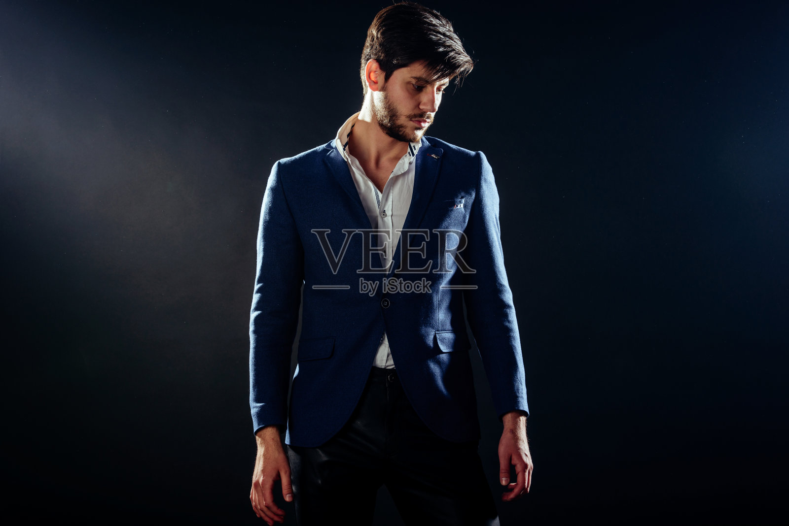 时尚男模看的同时看向别处照片摄影图片