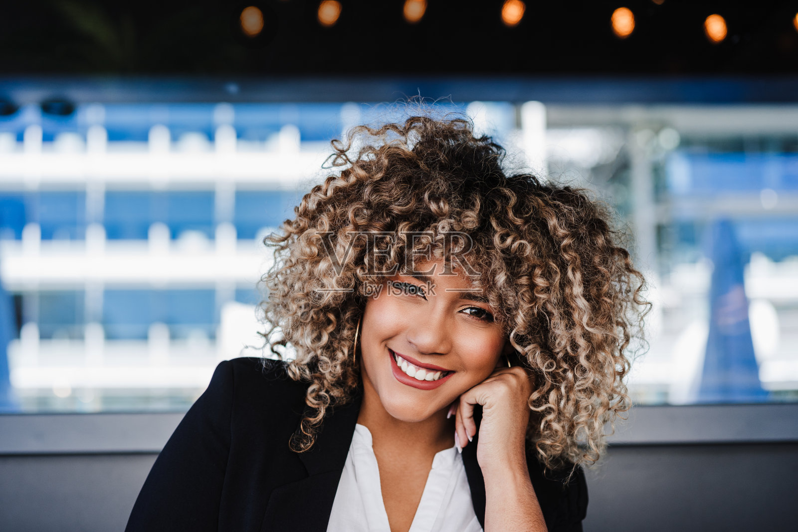 微笑自信的女商人在咖啡馆的肖像。经营理念照片摄影图片