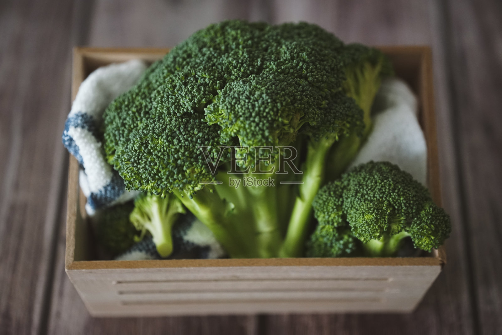 带有机花椰菜芽的木制篮子照片摄影图片