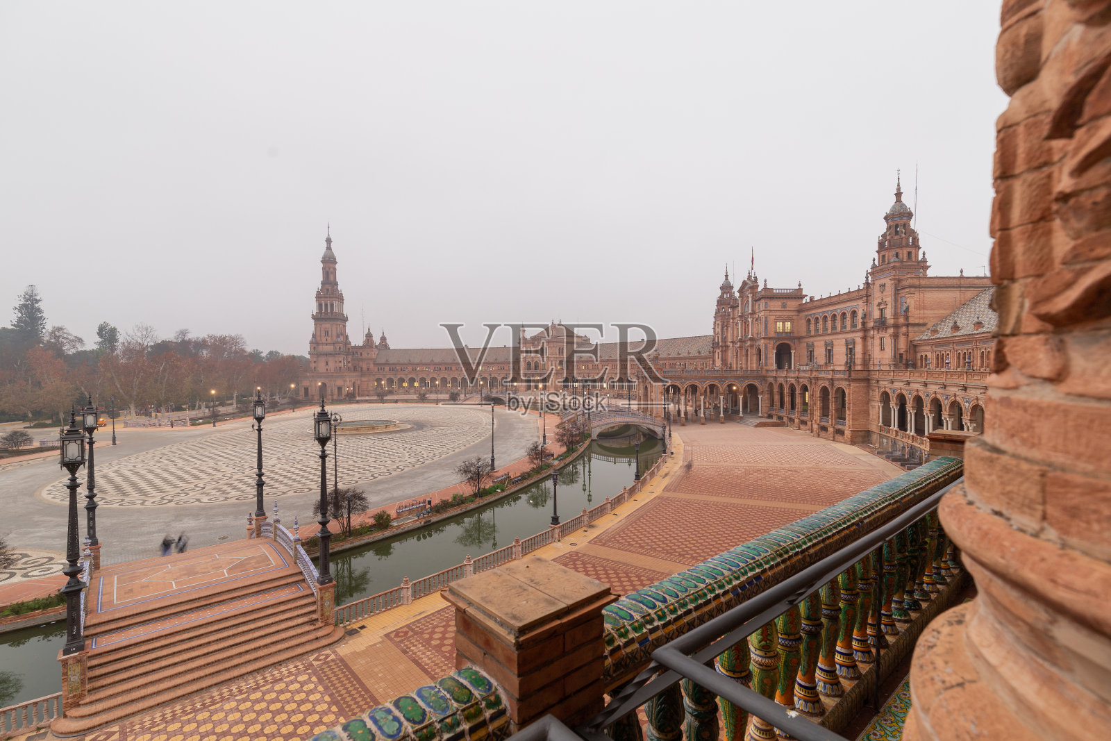 塞维利亚著名的西班牙广场，在大雾笼罩的日出中。照片摄影图片