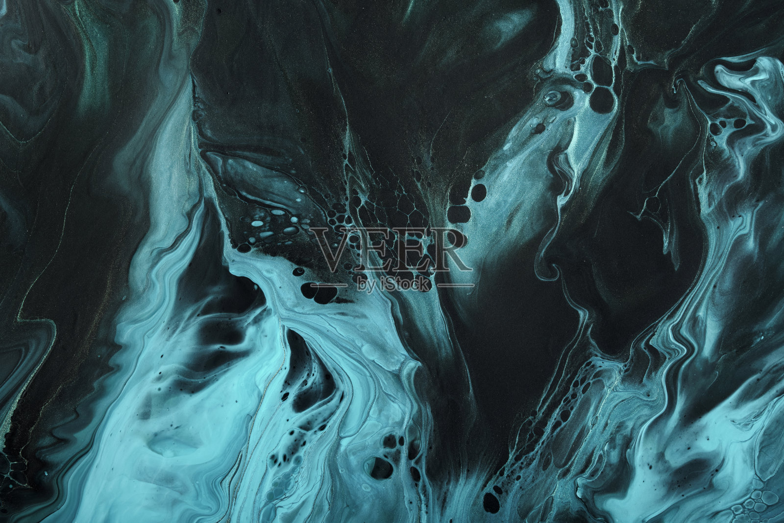 流体艺术。荧光灰色和蓝色抽象波与黑色背景上的金色粒子。大理石效果的背景或纹理照片摄影图片