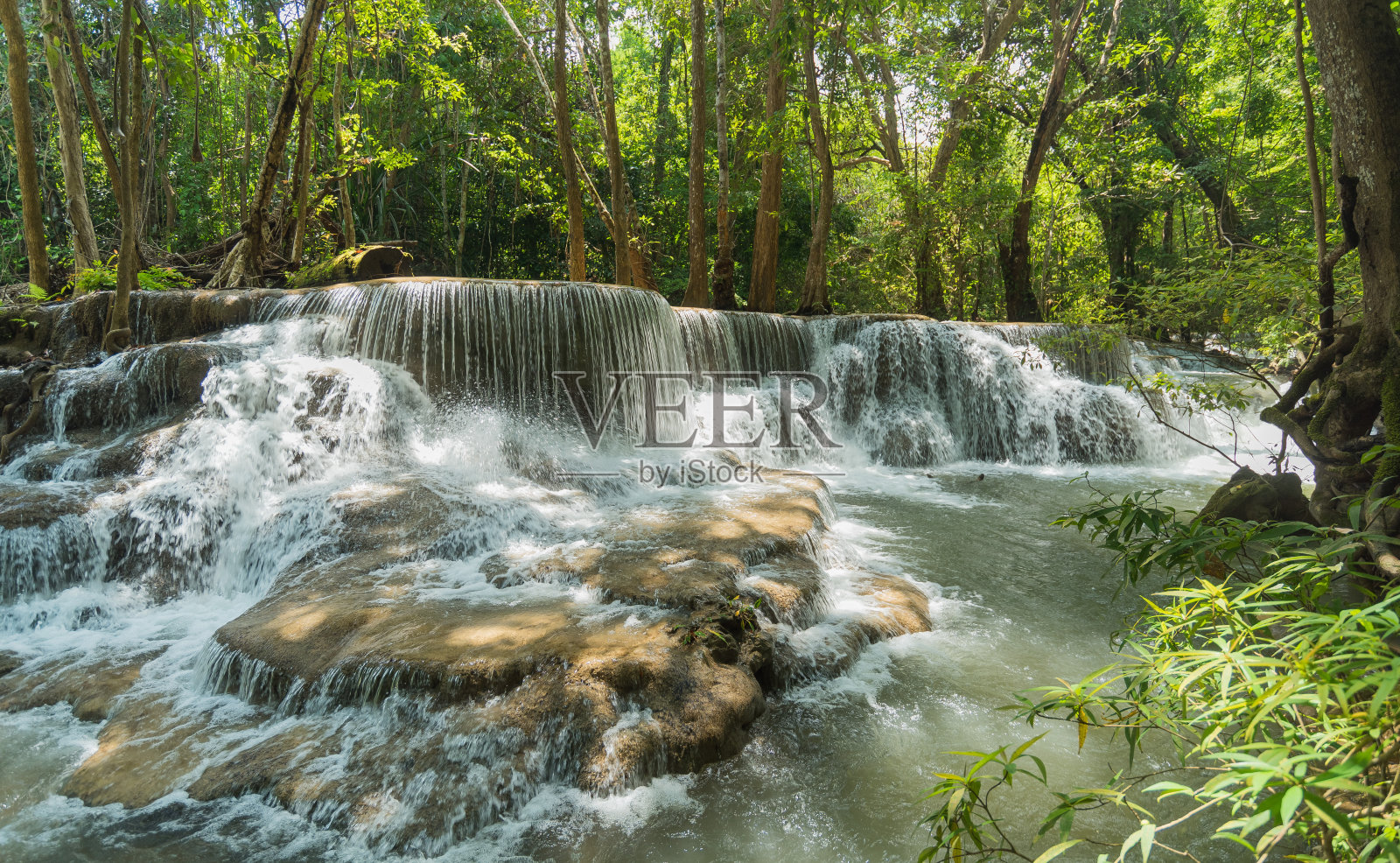 美丽的瀑布，森林背景，风景照片摄影图片