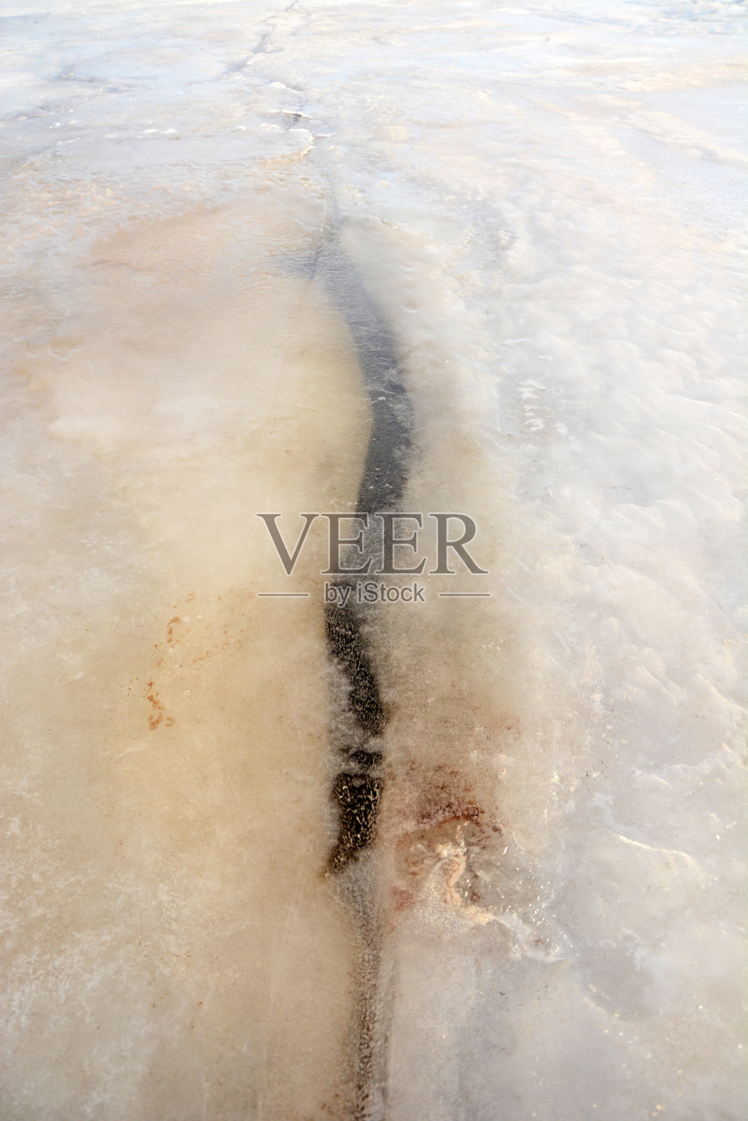 冬天芬兰海湾结冰的冰层上有一道危险的裂缝。俄罗斯,圣彼得堡照片摄影图片