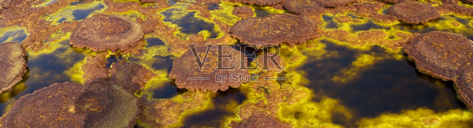 地球上最热的地方，埃塞俄比亚阿法尔地区的达纳基尔洼地，硫磺泉所创造的超现实色彩和火星般的景观全景。照片摄影图片