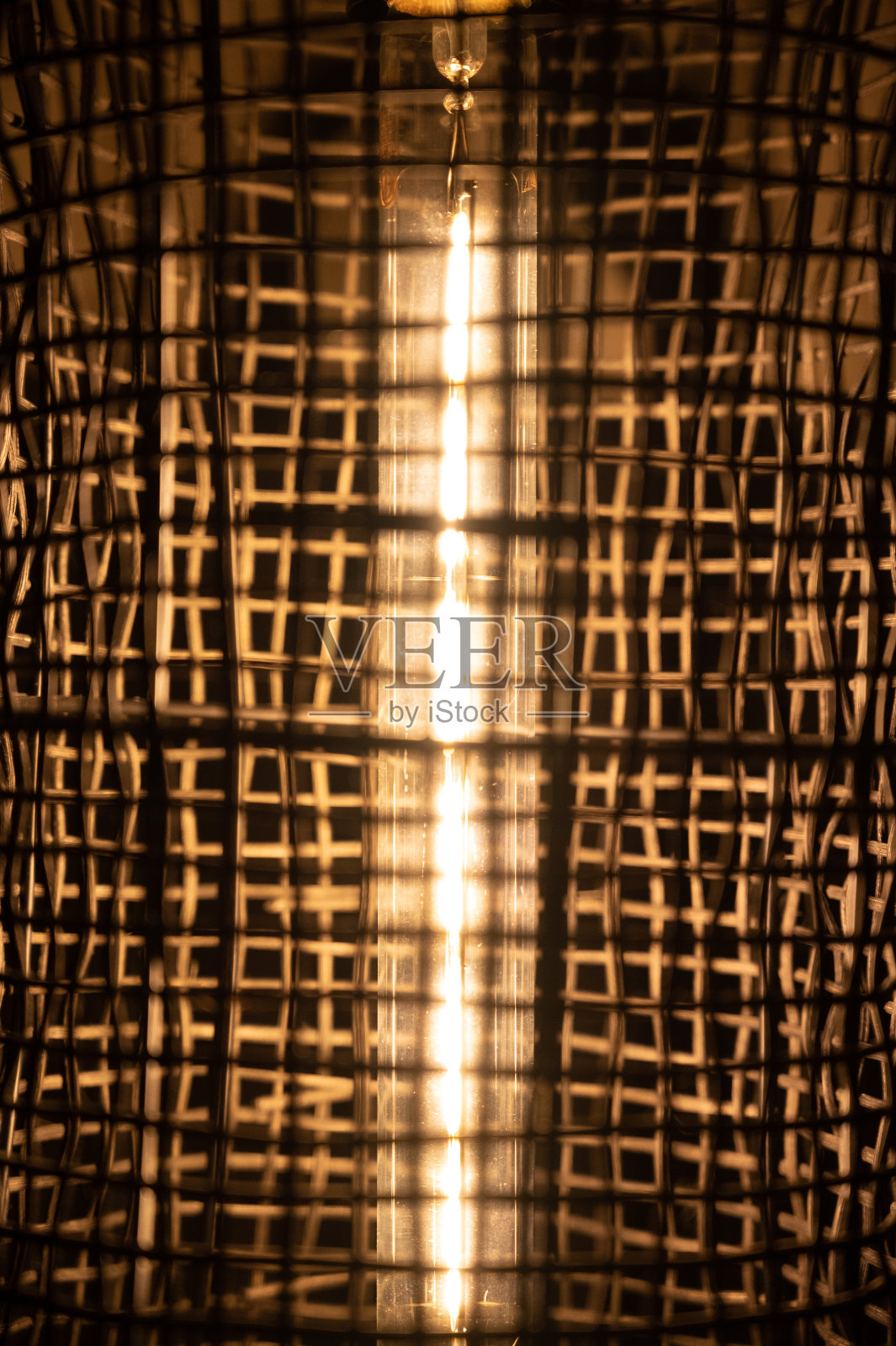 一个长LED灯泡在柳条吊坠的特写照片摄影图片