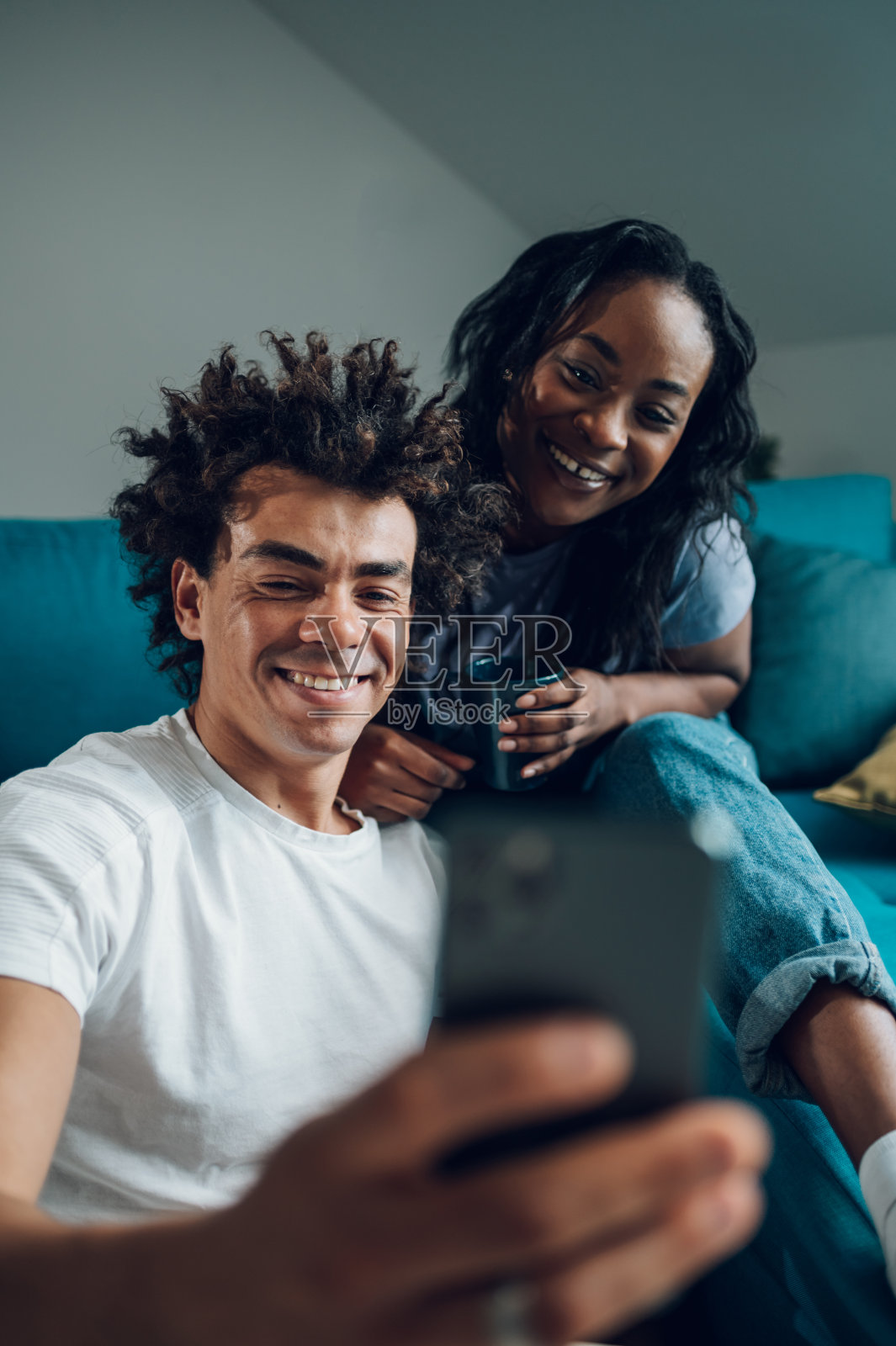 一对非洲裔美国夫妇在家里用智能手机自拍照片摄影图片