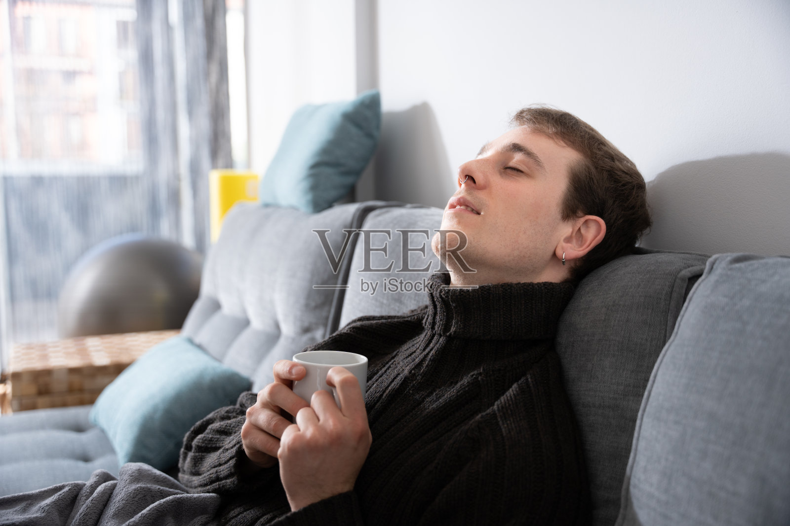 年轻人喝咖啡放松照片摄影图片