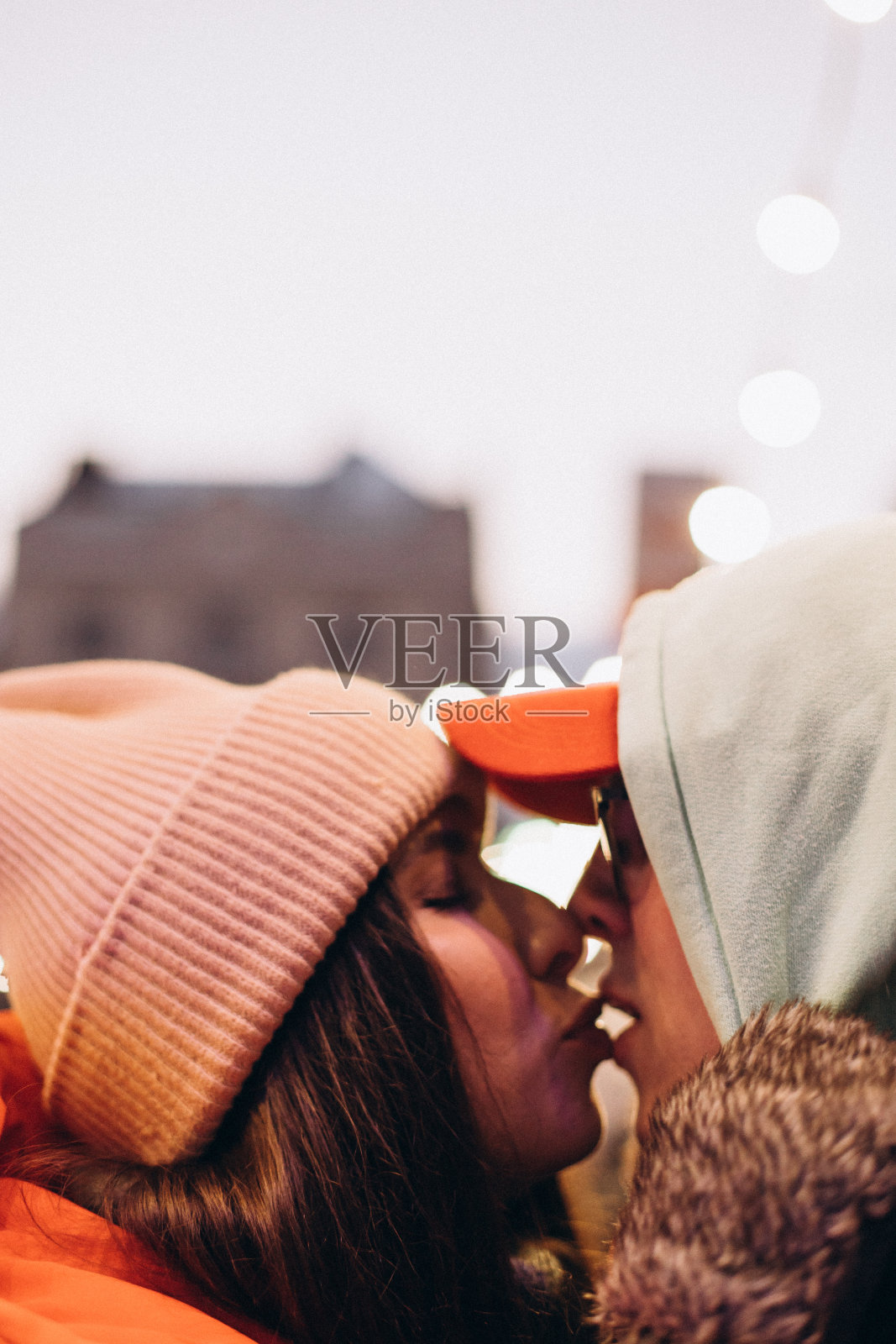 这对快乐的夫妇在溜冰场约会照片摄影图片