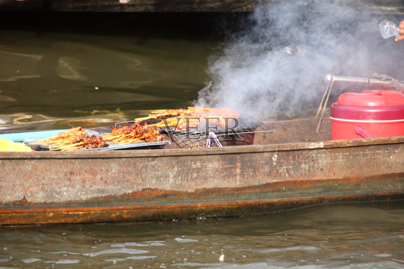 船在运河里卖烤鸡。照片摄影图片