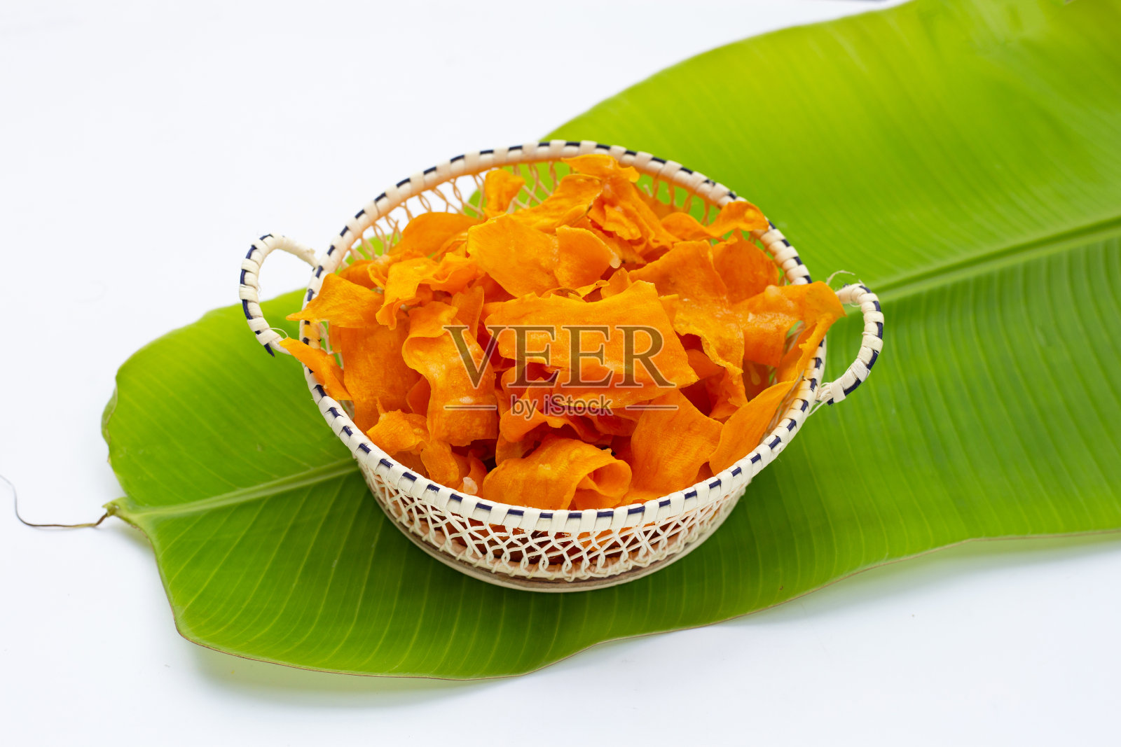 香蕉叶上的甜薯片照片摄影图片