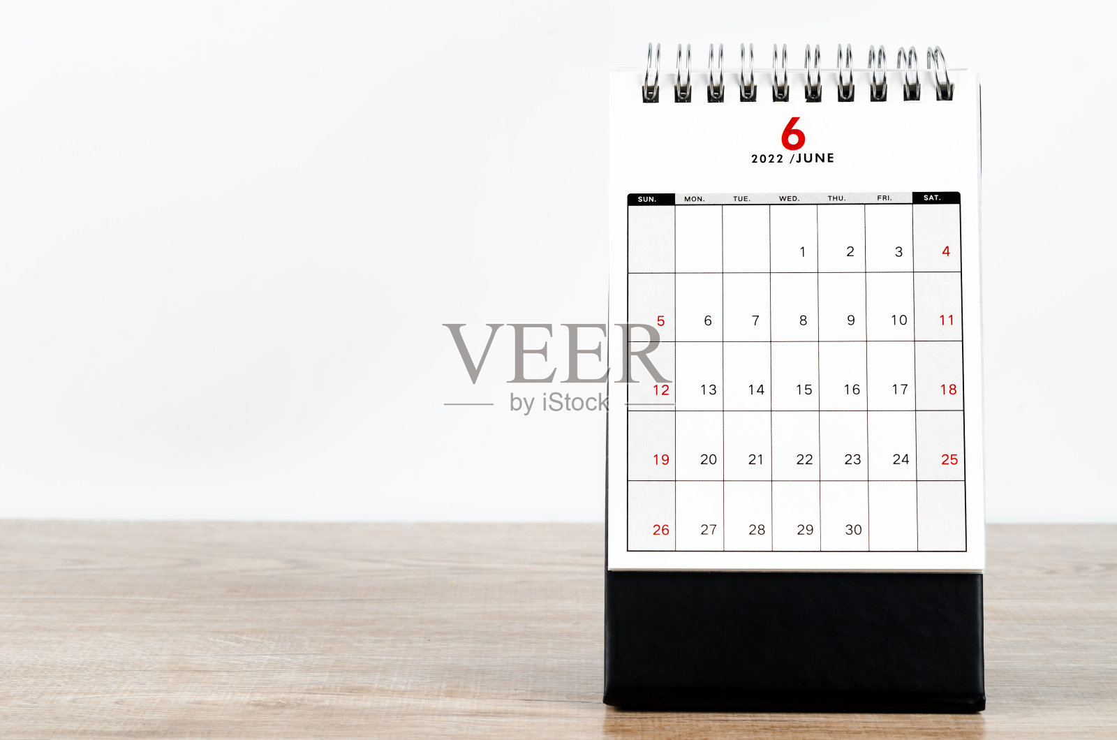 2022年6月木制背景台历。照片摄影图片