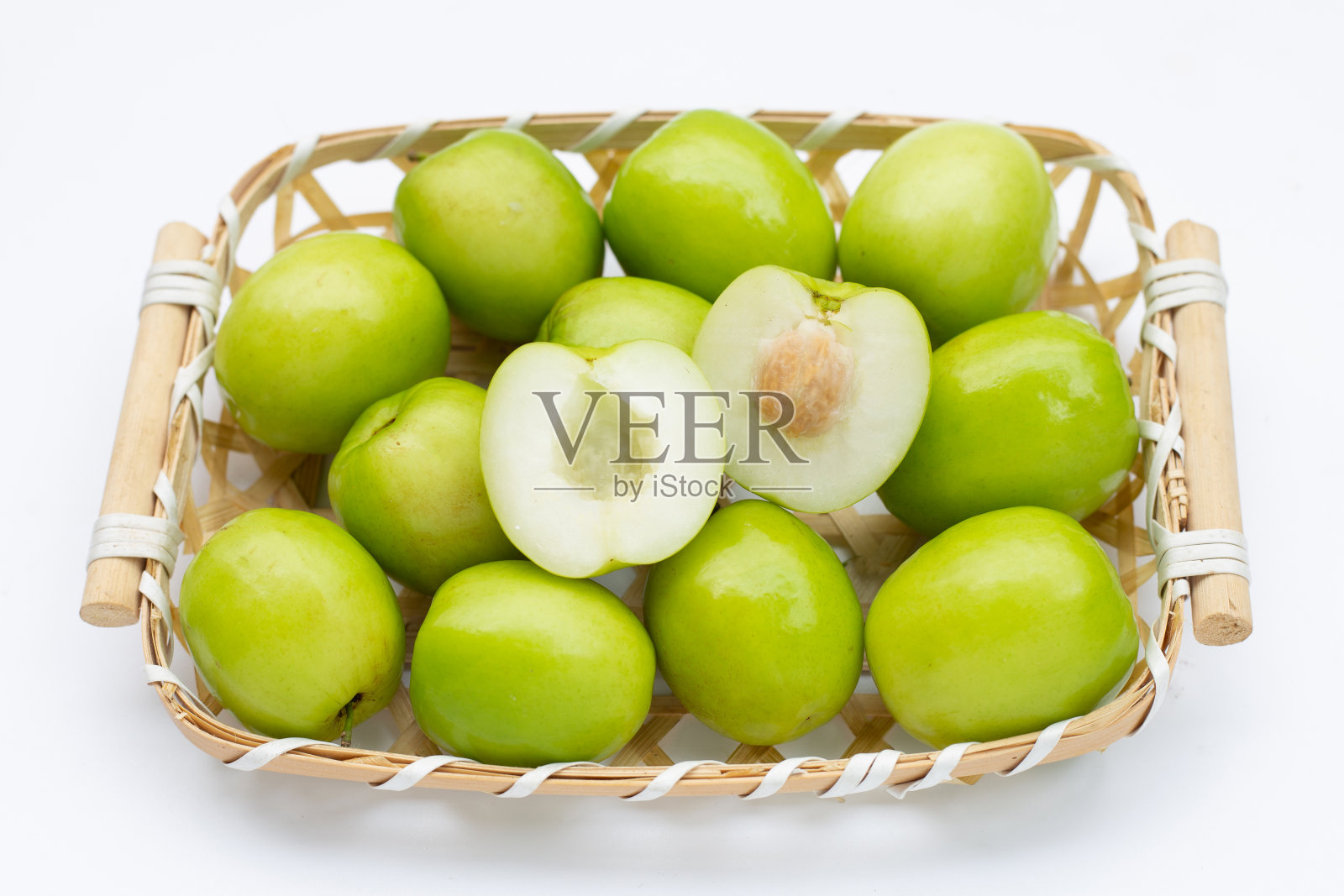 竹篮里的奶枣照片摄影图片