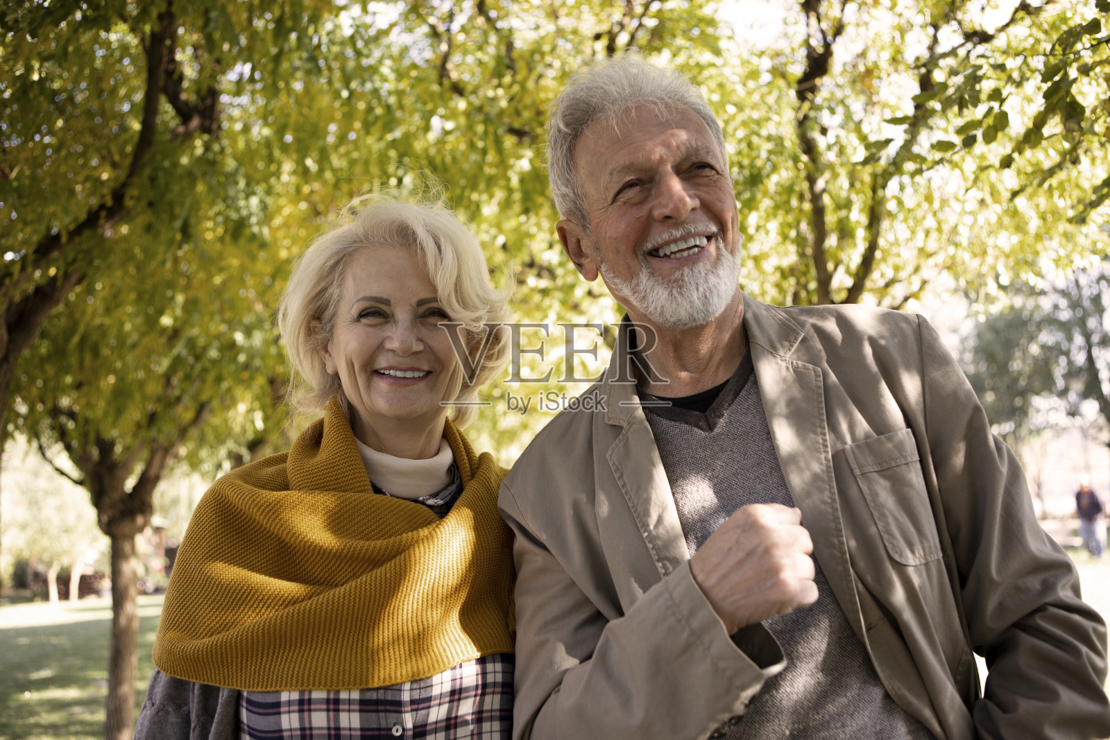 一对深情的老夫妇在公园里玩得很开心照片摄影图片