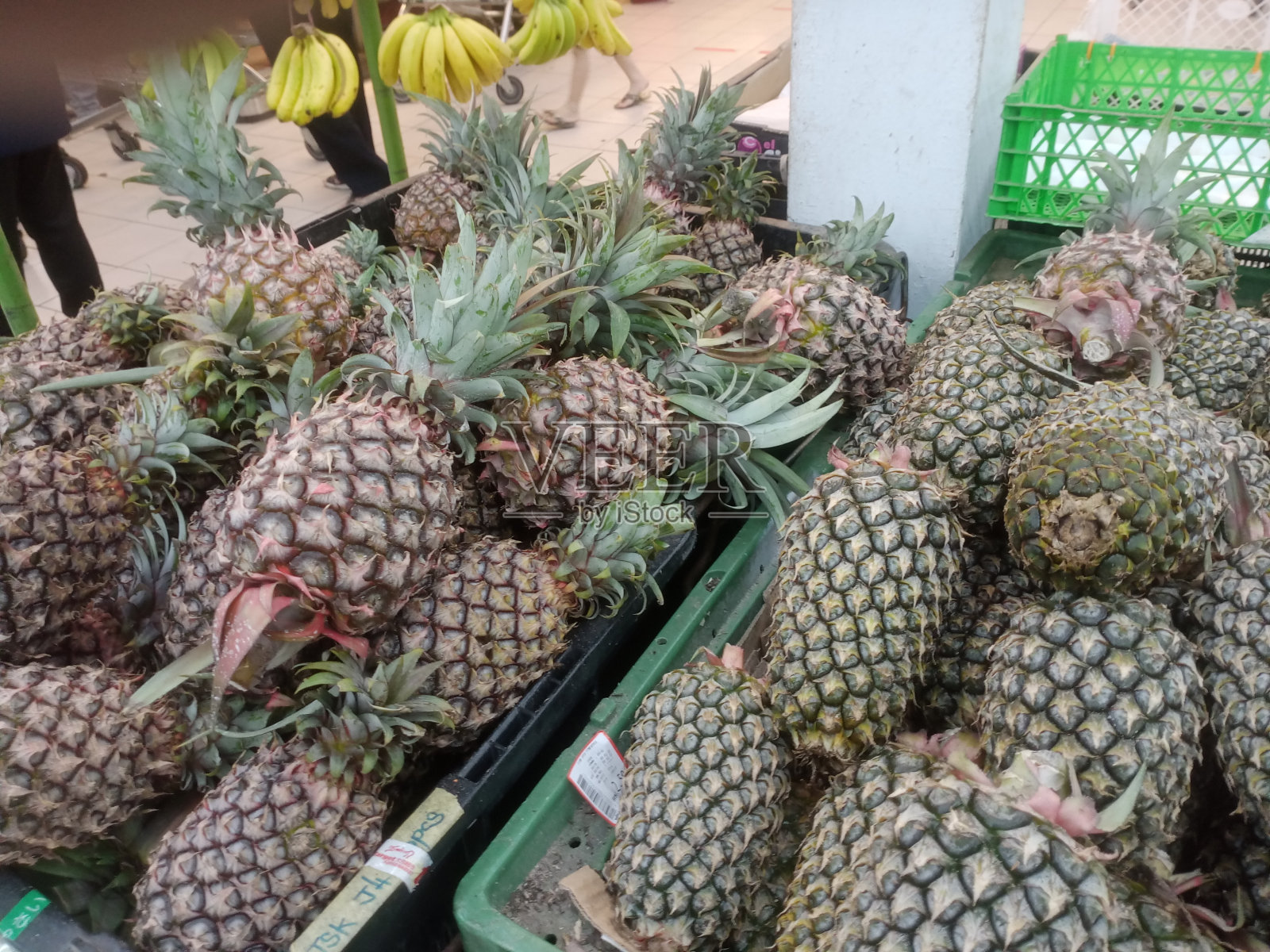 超市货架上的菠萝照片摄影图片