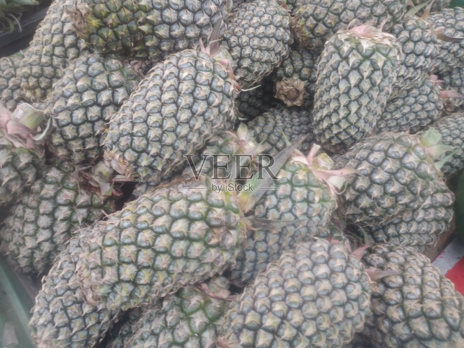 超市货架上的菠萝照片摄影图片