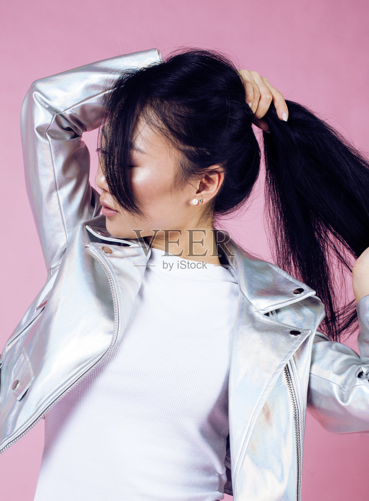 年轻漂亮微笑的亚洲韩国女孩穿着现代时尚的服装粉红色的背景，生活方式的人的概念接近照片摄影图片