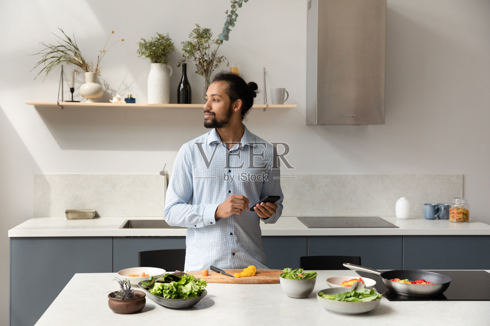 深思熟虑的潮人在网上咨询烹饪食谱照片摄影图片