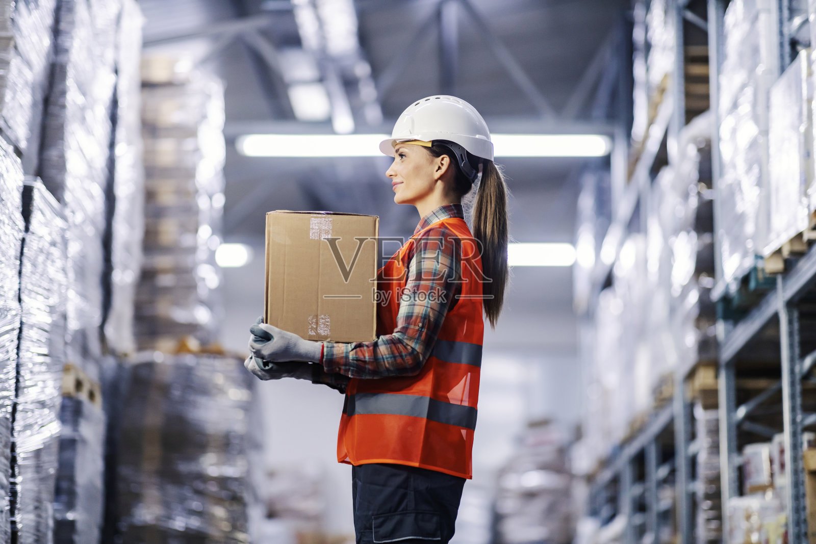 仓库工人搬运箱子并准备交付。照片摄影图片