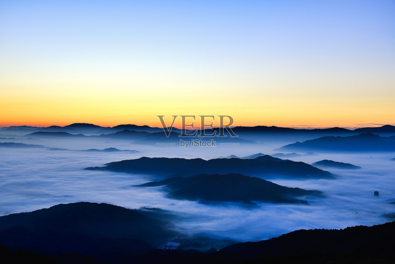 黎明在山顶照片摄影图片