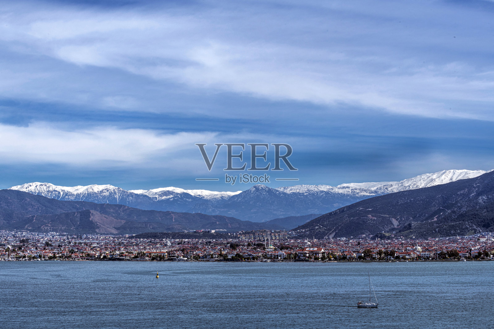 从海边俯瞰Muğla省的费特耶区照片摄影图片