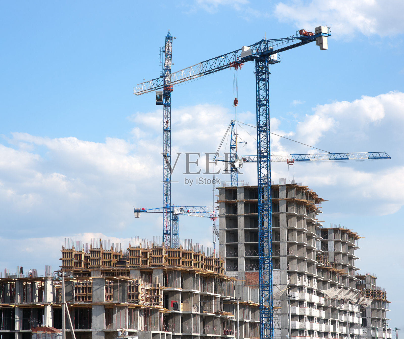 多层建筑框架及起重机的施工现场照片摄影图片