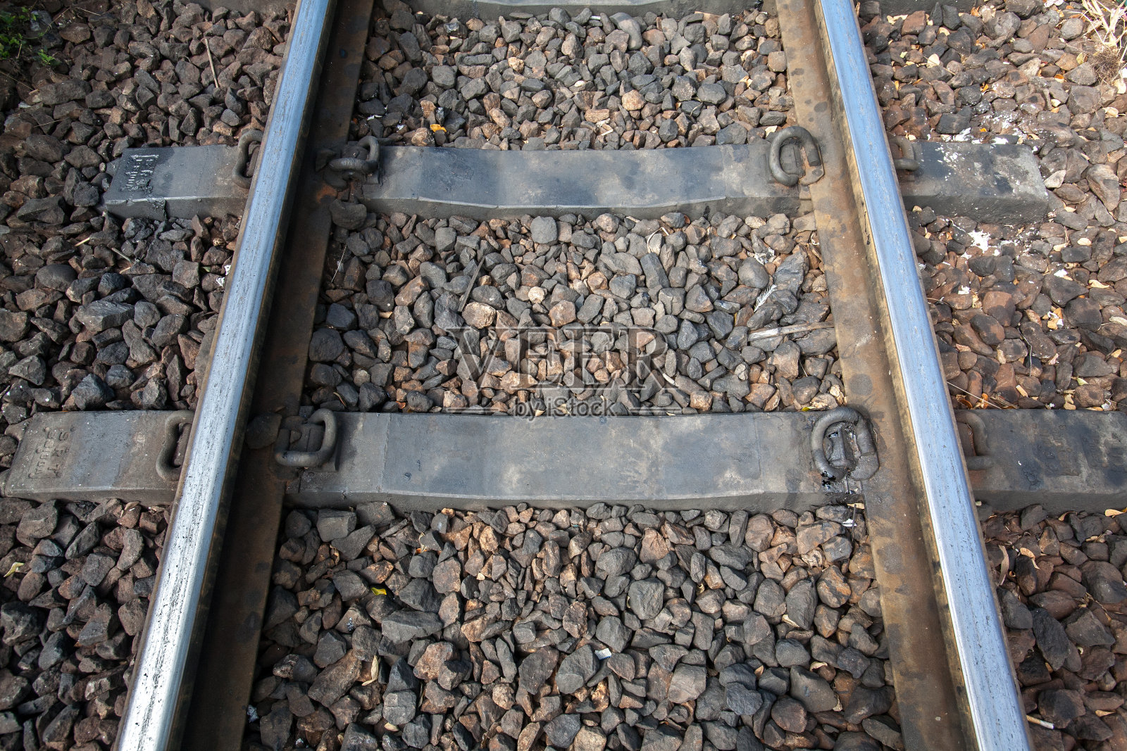 远处的铁轨照片摄影图片