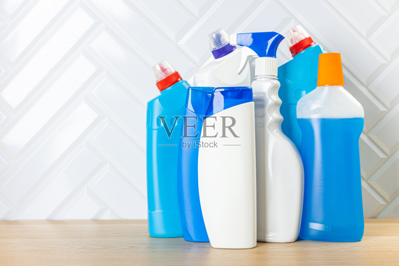 清洗的概念。一套彩色塑料瓶清洁剂。干净的房子。照片摄影图片