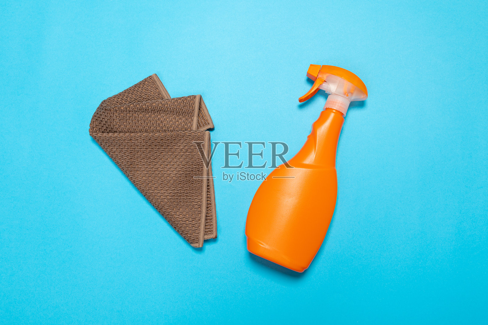 各种表面的清洁剂和蓝色背景的抹布。专业清洁用品，一般清洁。家用化学品照片摄影图片