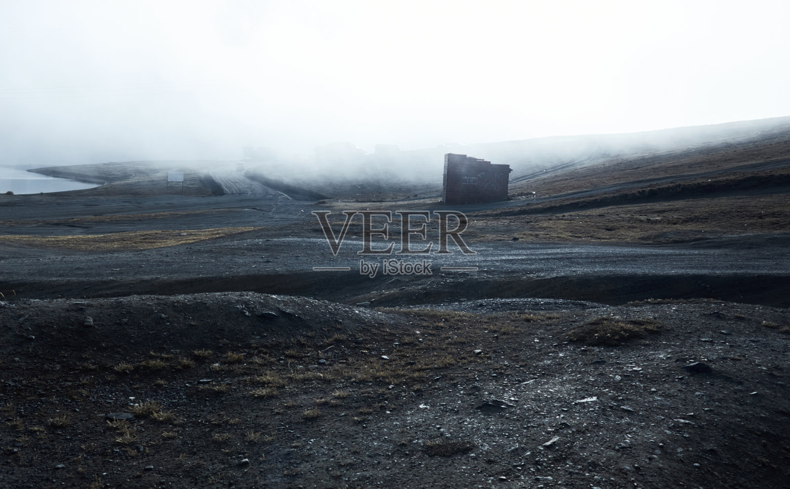 在浓雾中干燥的山谷景观照片摄影图片