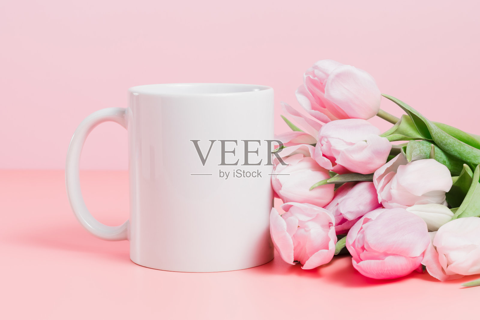 特写模型杯与粉红色郁金香，春天的概念照片摄影图片