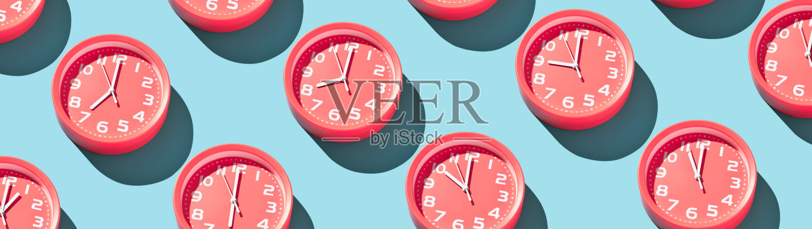 圆形闹钟显示不同的时间横幅照片摄影图片