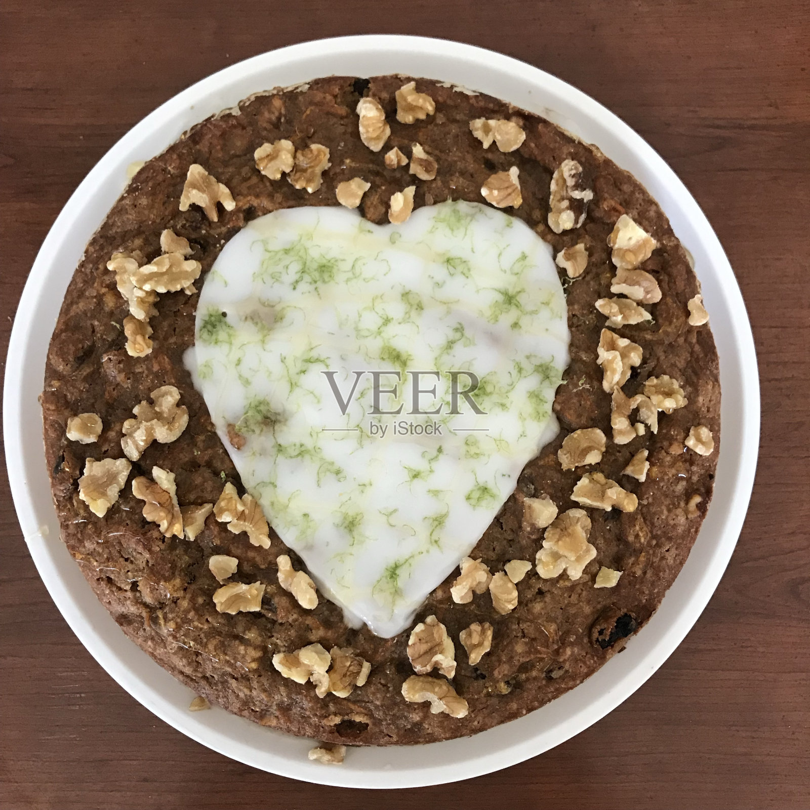 心形和核桃蛋糕照片摄影图片