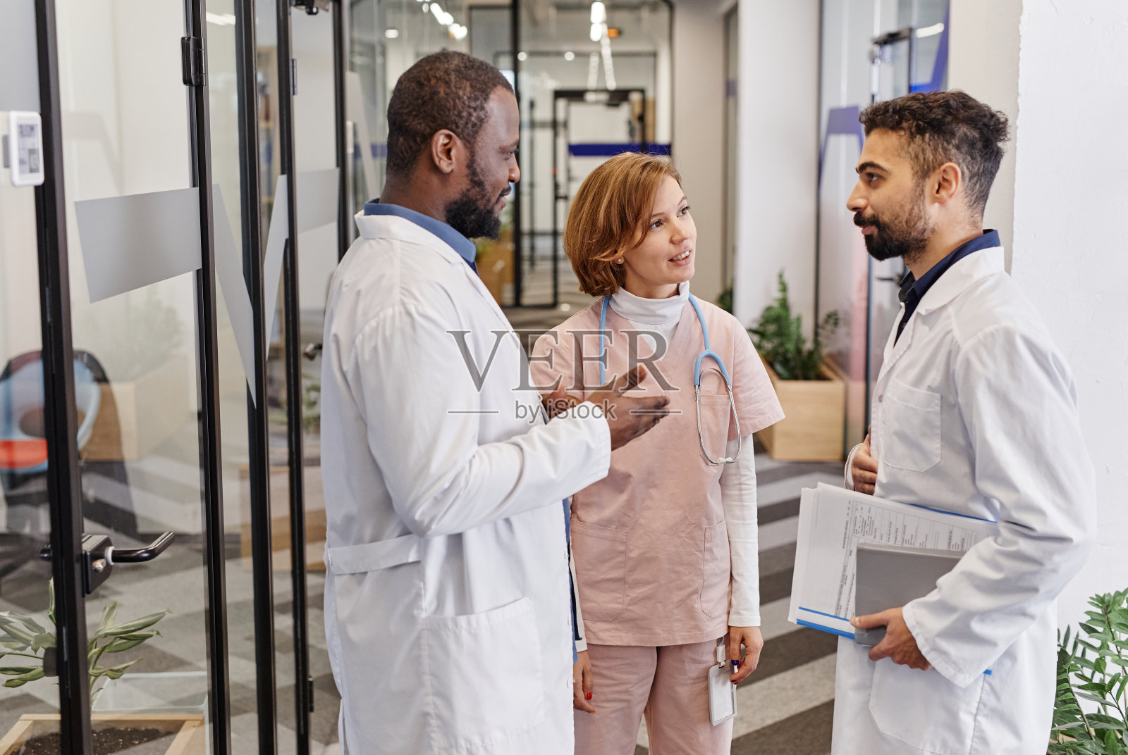 由三个年轻的跨文化医疗工作者组成的小组正在讨论照片摄影图片