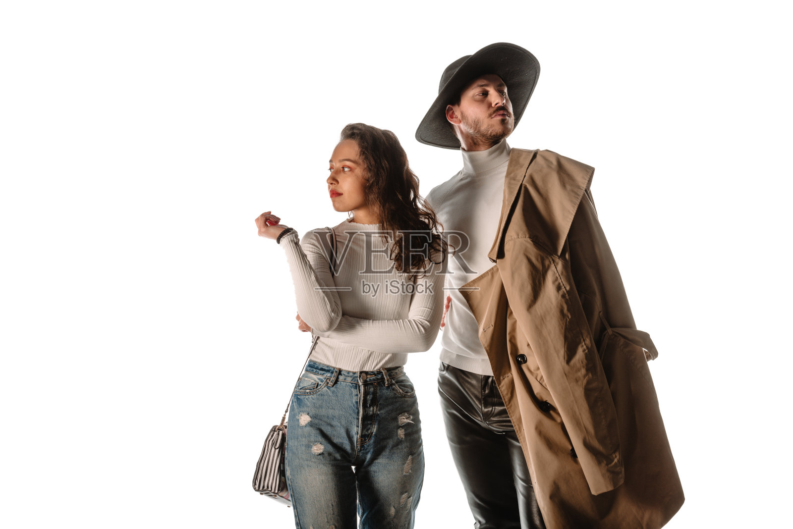 酷酷的时尚模特越过白墙照片摄影图片