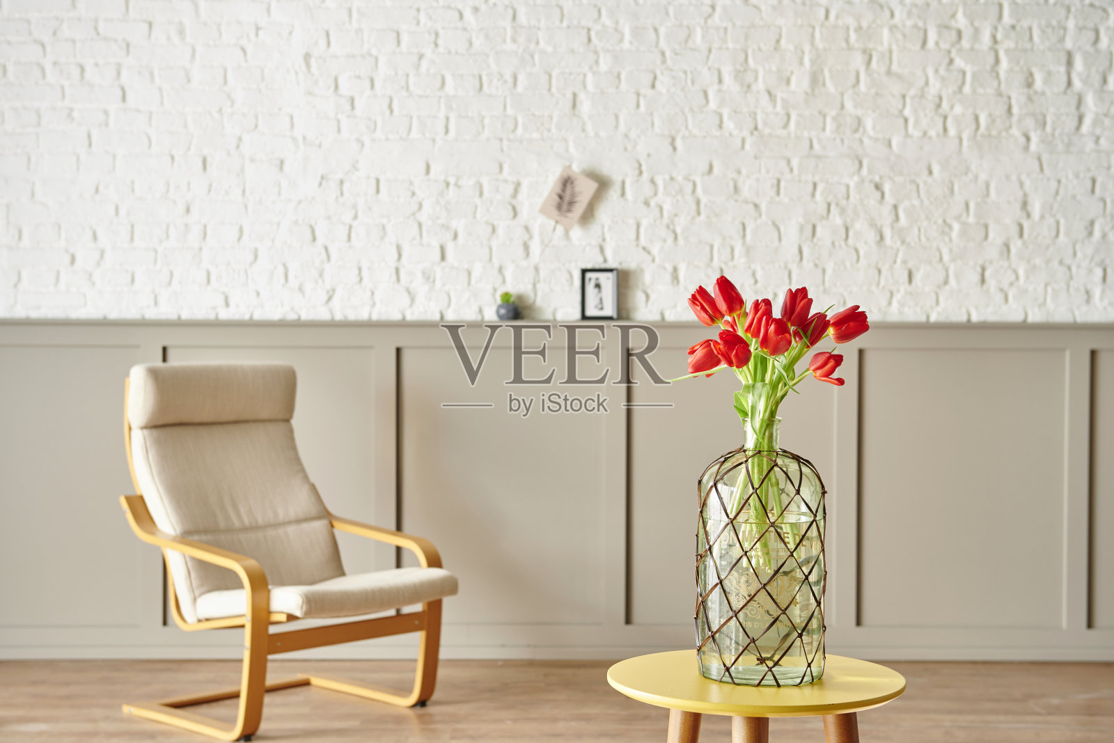 室内花瓶里的红色郁金香，装饰室内墙壁的背景风格。照片摄影图片