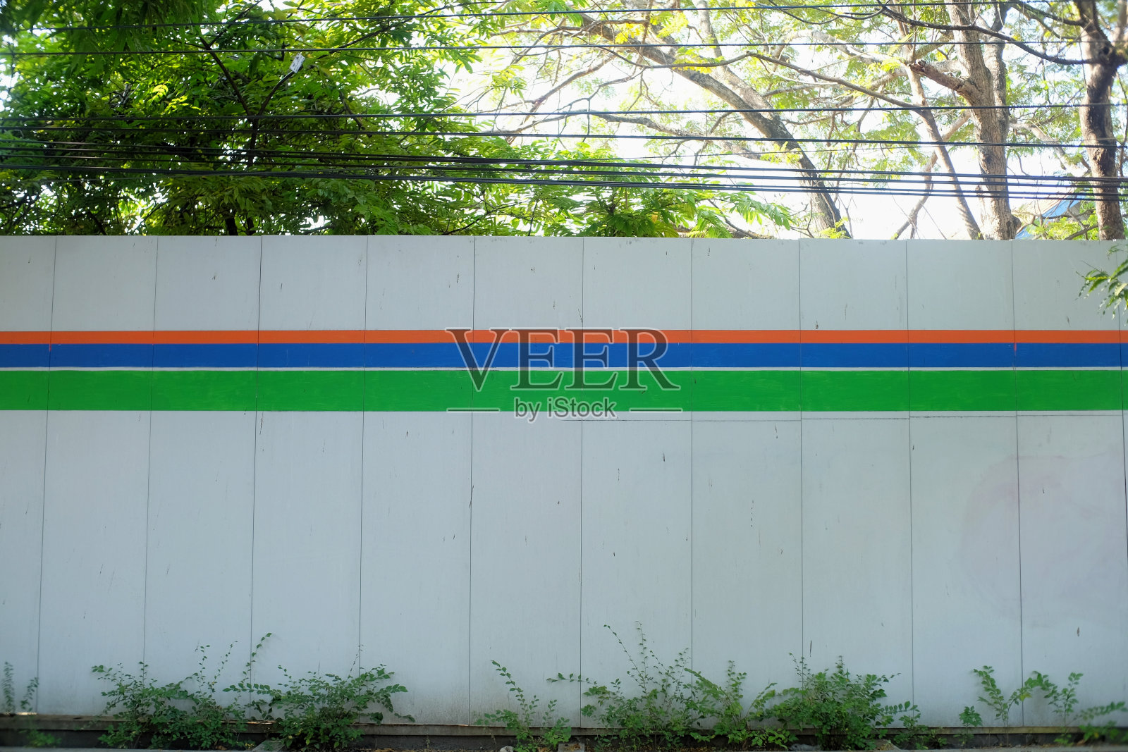 建筑工程周围的隔墙板照片摄影图片