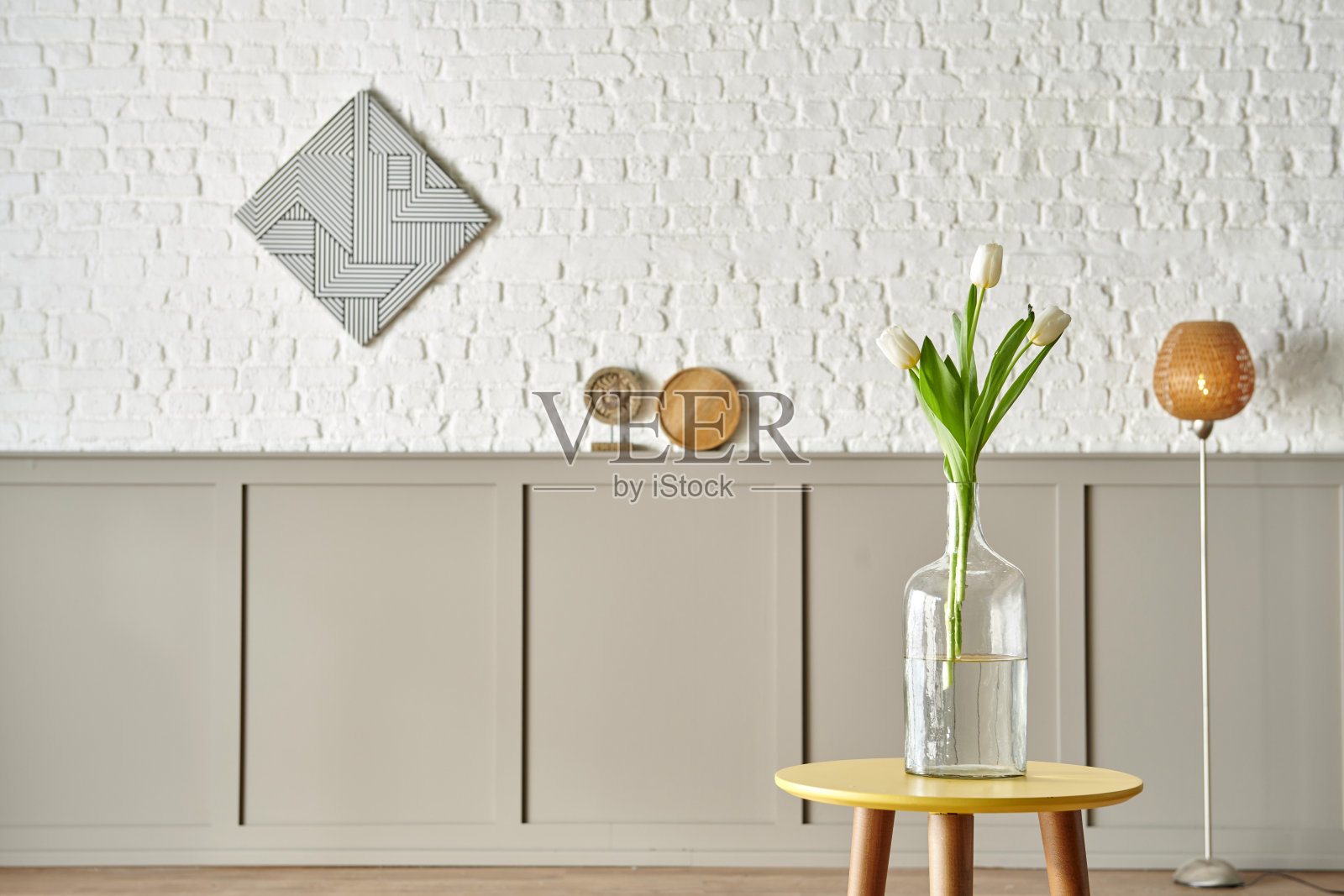 白色郁金香花瓶房装饰客厅墙壁背景风格。照片摄影图片