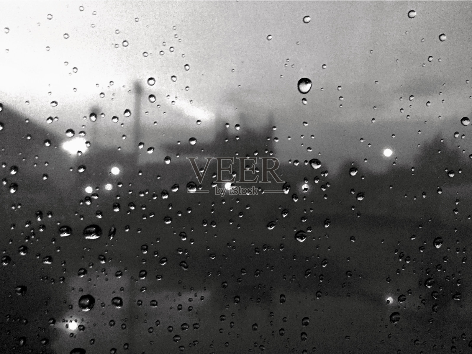 车窗上露珠的焦点。照片摄影图片