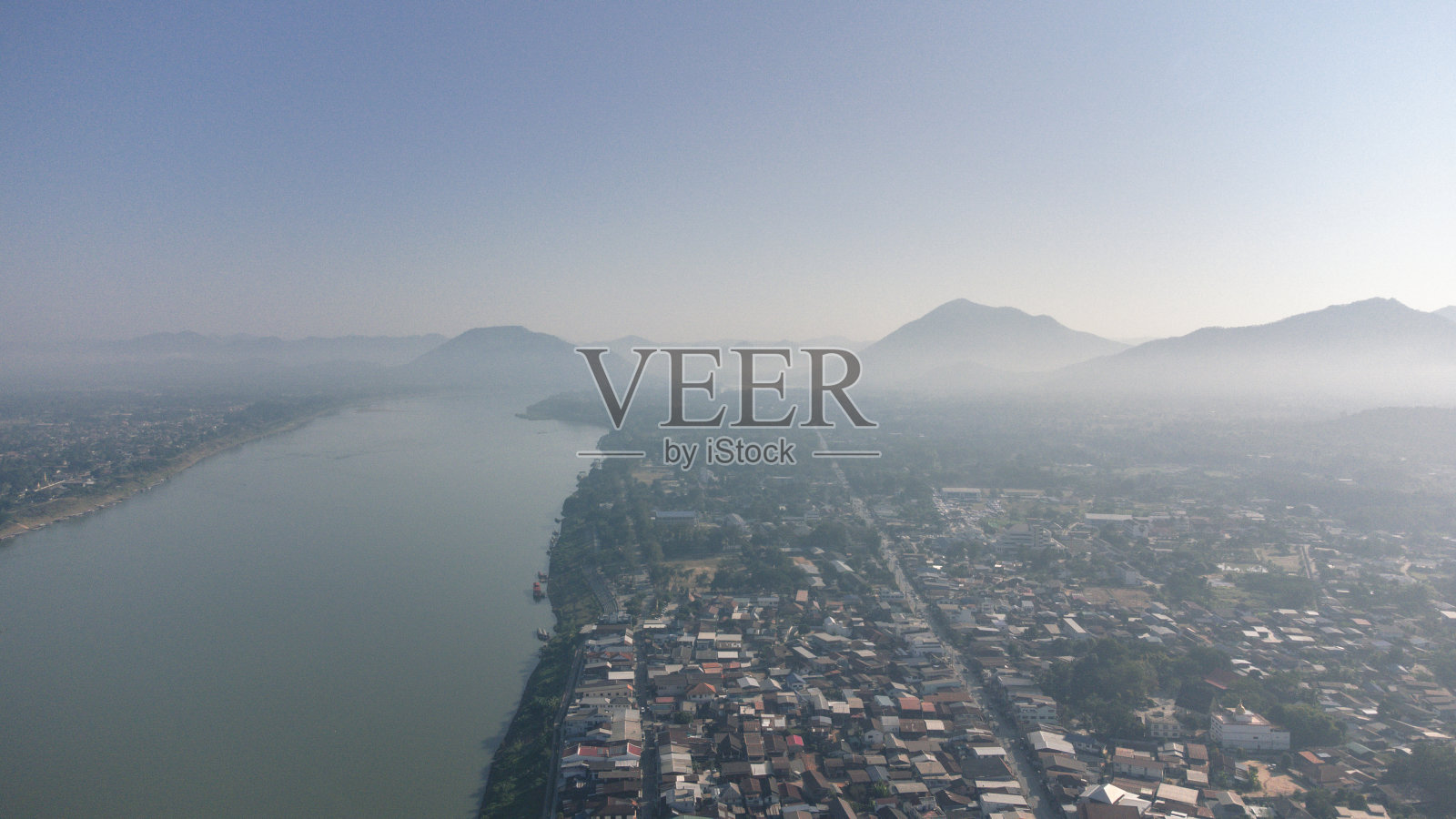 无人机在雾蒙蒙的早晨鸟瞰蒋汗老村。照片摄影图片