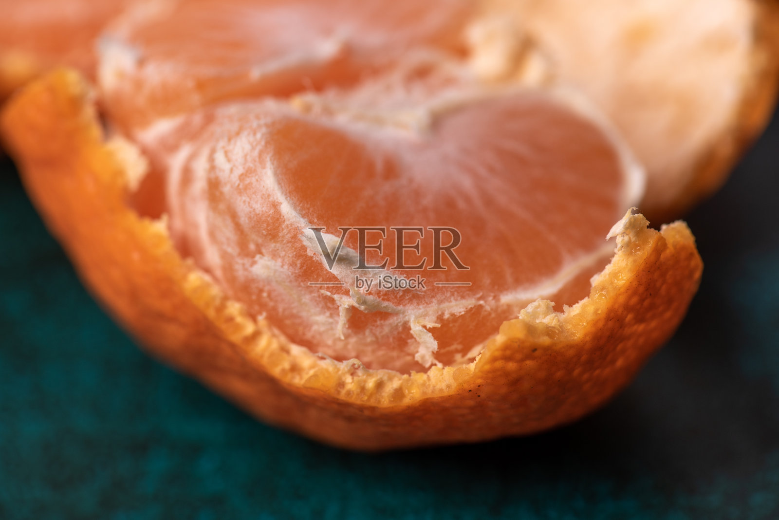 整个或部分橙色在暗光下照片摄影图片