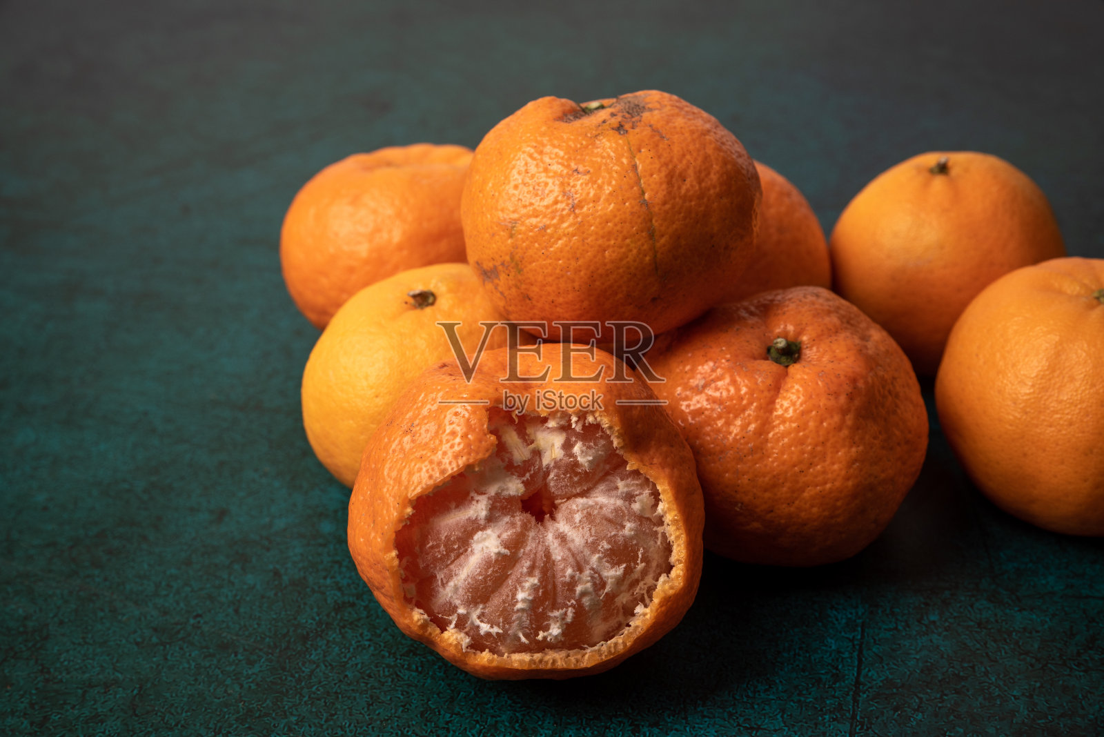 整个或部分橙色在暗光下照片摄影图片