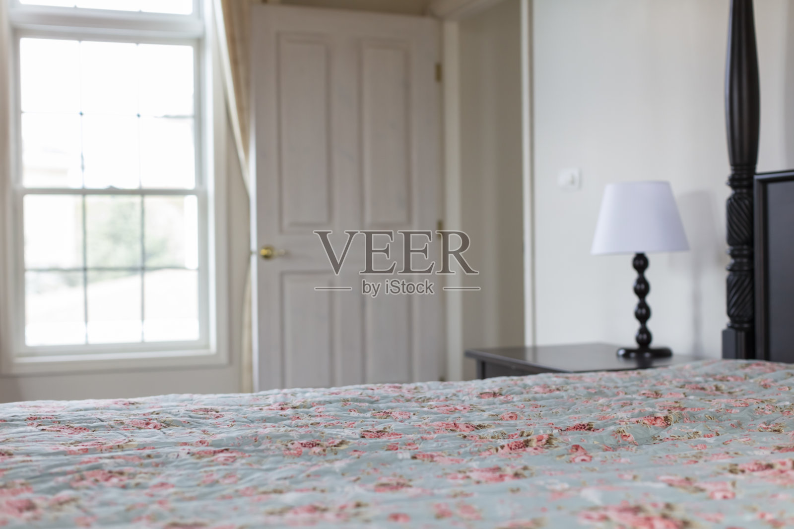 关闭花床单在卧室照片摄影图片