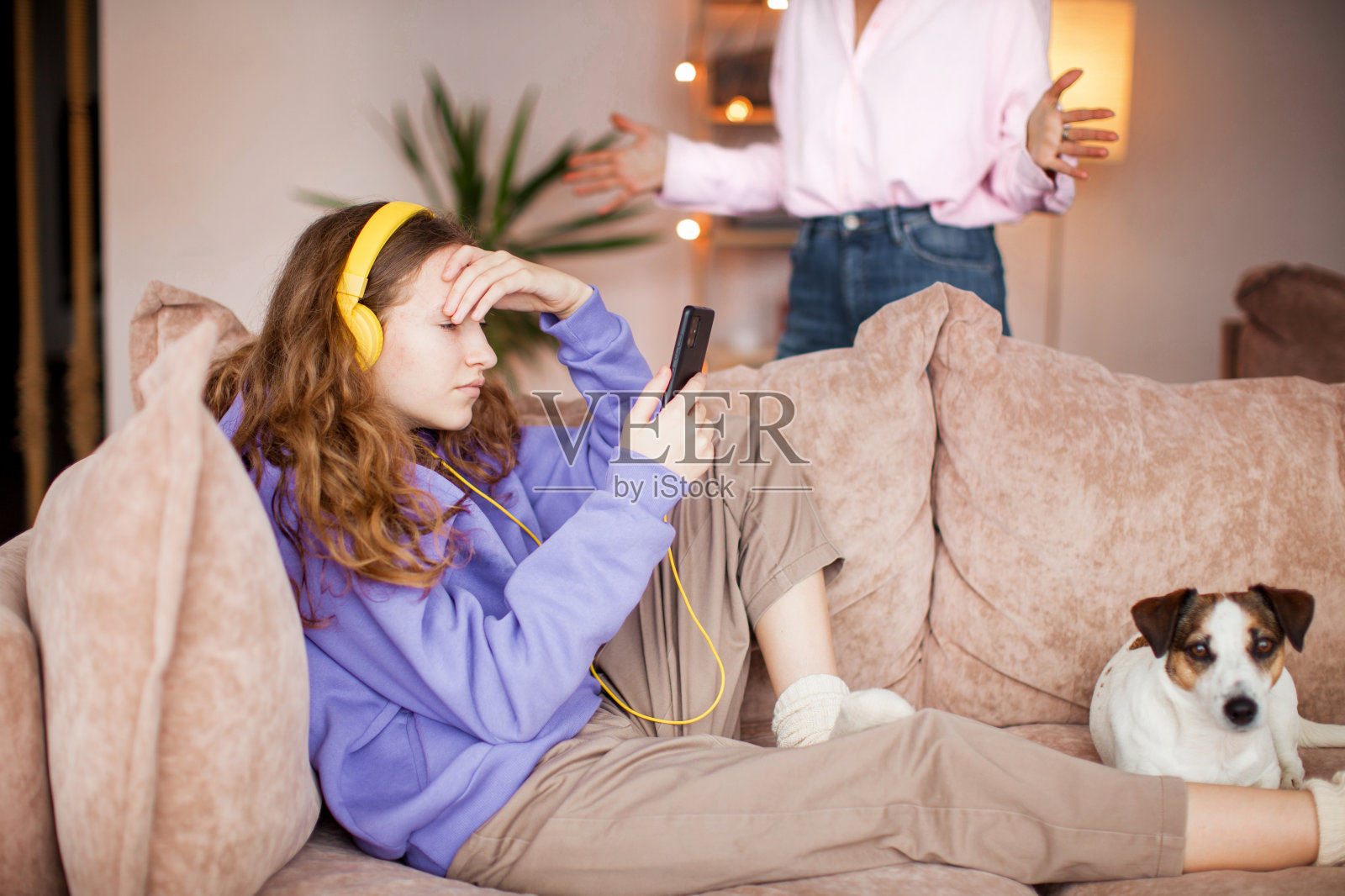 妈妈在家骂女儿照片摄影图片